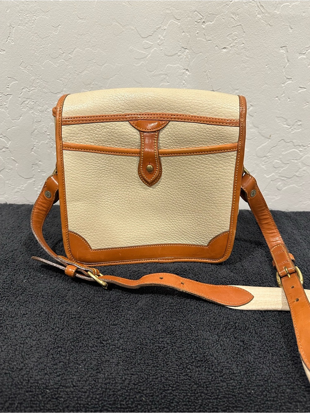 Vintage Dooney & Bourke Cream and Brown Pebble Leather Crossbody Bag - Picture 2 of 8